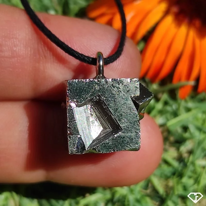 Pendentif cube en Pyrite