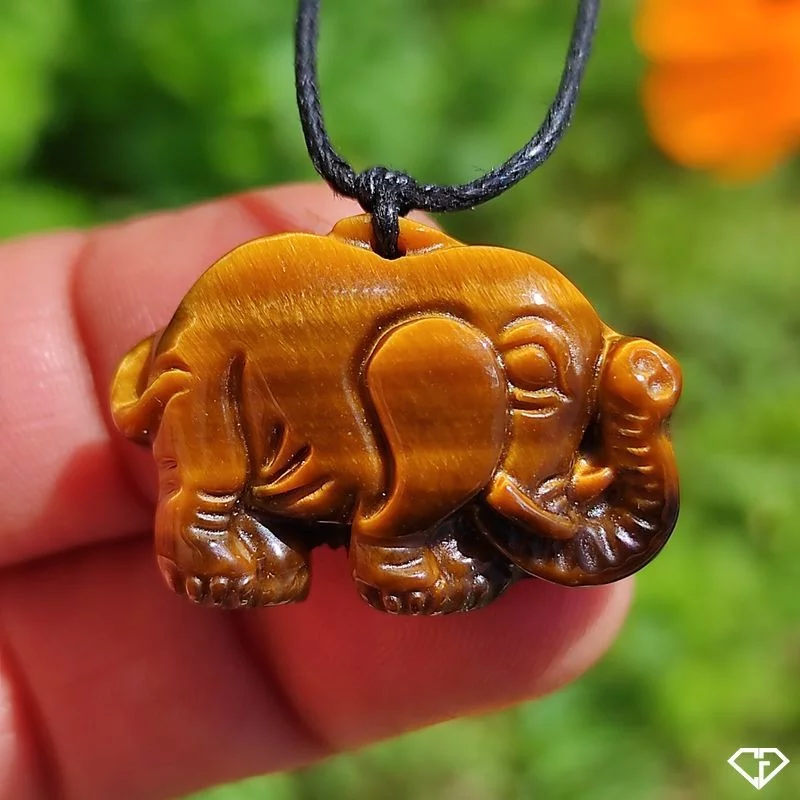 Pendentif Éléphant en Œil de Tigre