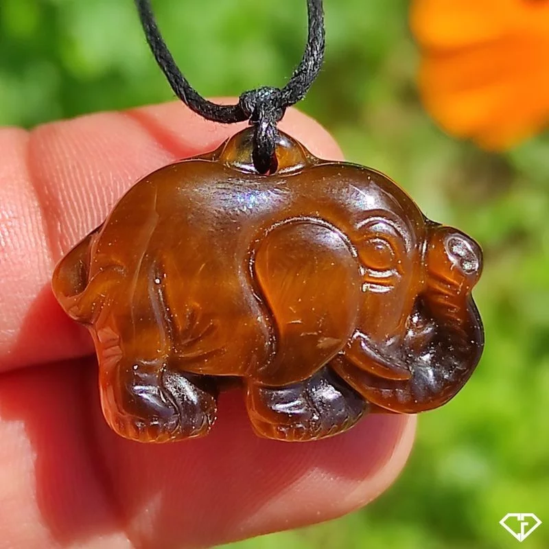 Pendentif Éléphant en Œil de Tigre