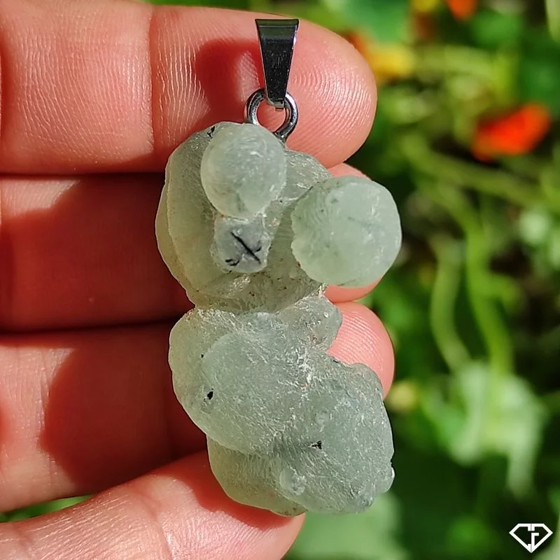 Pendentif en Préhnite sur Épidote