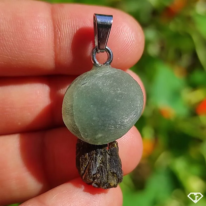 Pendentif en Préhnite sur Épidote