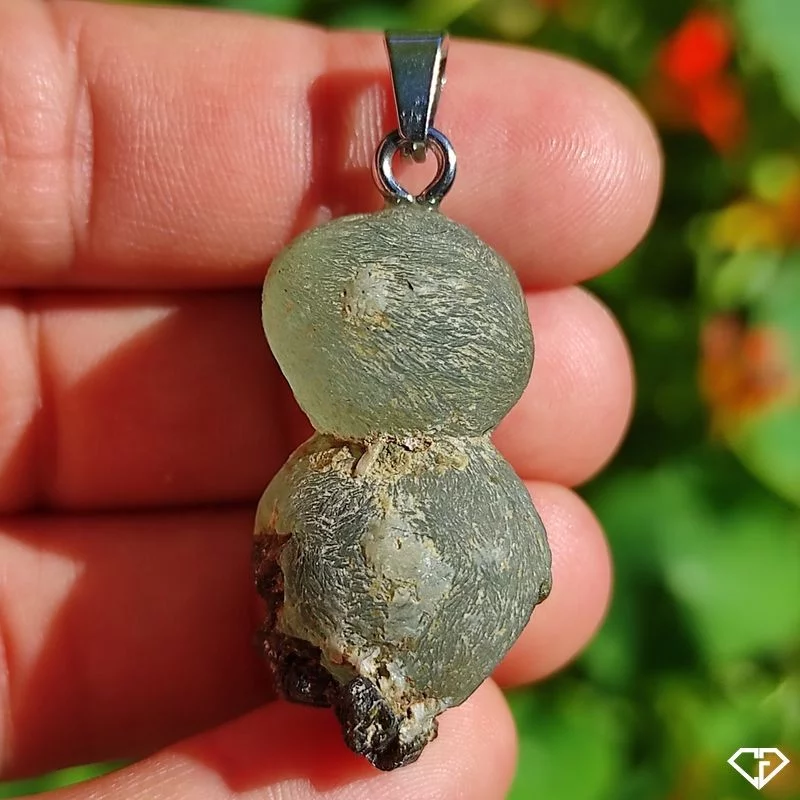 Pendentif en Préhnite sur Épidote