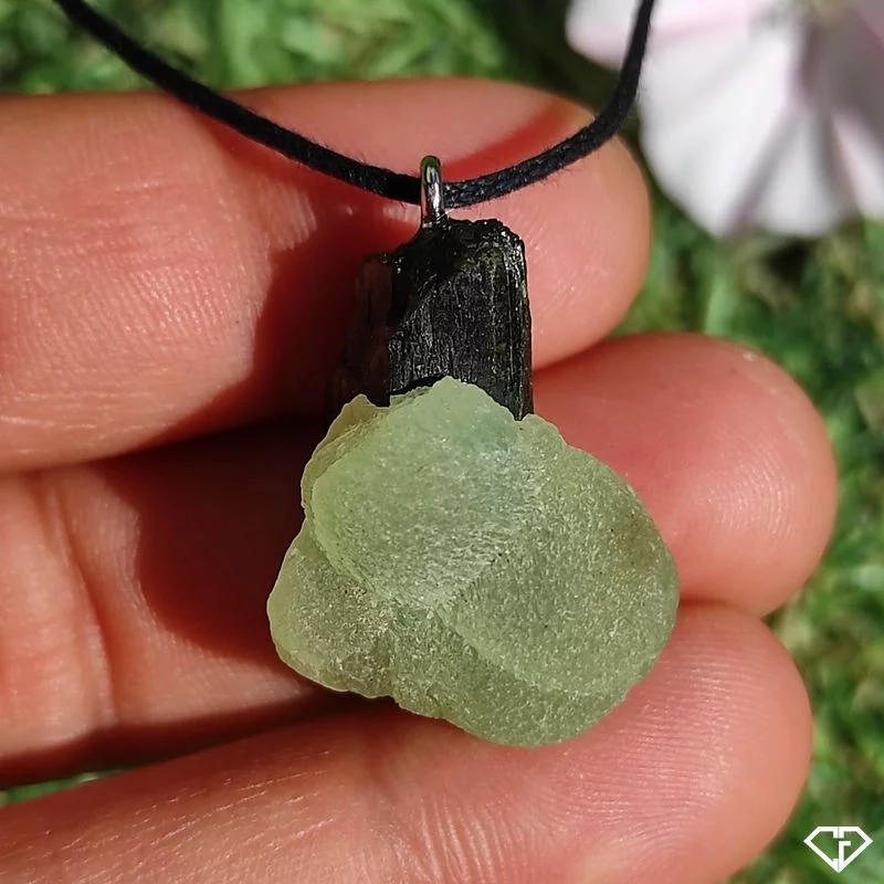 Pendentif en Préhnite sur Épidote