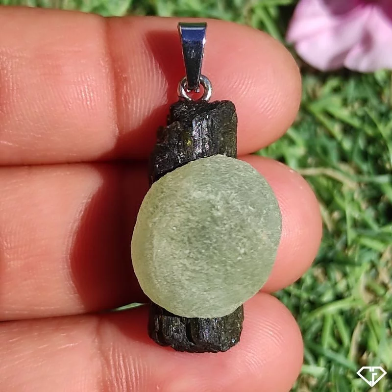 Pendentif en Préhnite sur Épidote