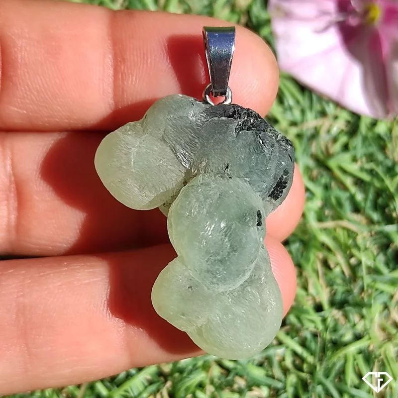 Pendentif en Préhnite sur Épidote