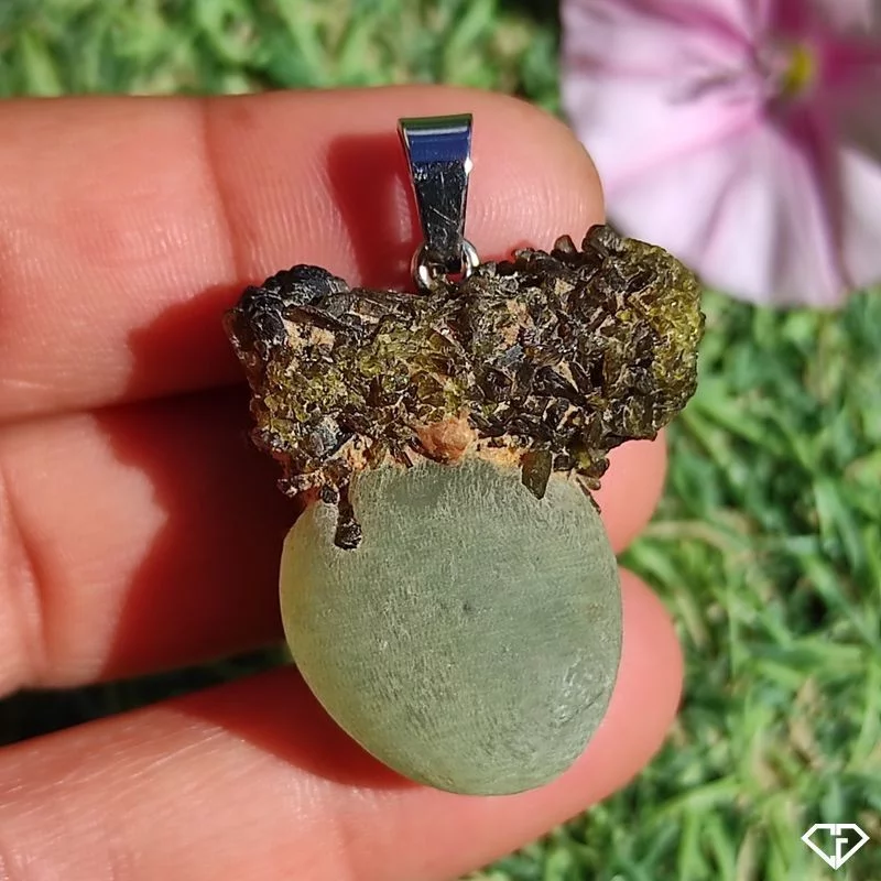Pendentif en Préhnite sur Épidote