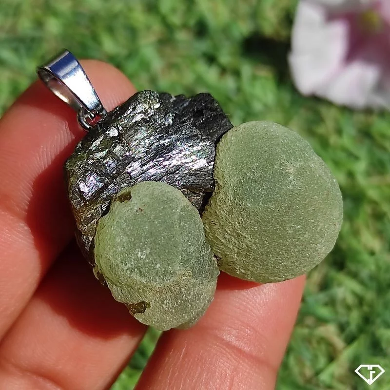 Pendentif en Préhnite sur Épidote